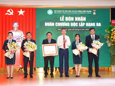 Phó Chủ tịch UBND tỉnh Kiên Giang Nguyễn Lưu Trung (thứ ba từ phải qua) trao tặng Huân chương Độc lập hạng ba của Chủ tịch nước cho CIC Group