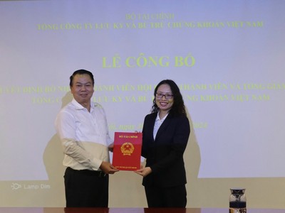 Thứ trưởng Nguyễn Đức Chi trao Quyết định cho bà Tạ Thanh Bình