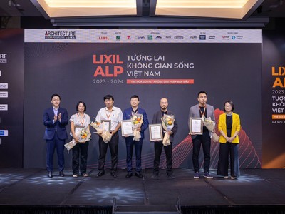 Ban tổ chức trao hoa cho đại diện 5 công ty nghiên cứu