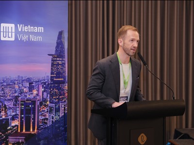 Ông Adam Robinson Fowler phát biểu tại một sự kiện