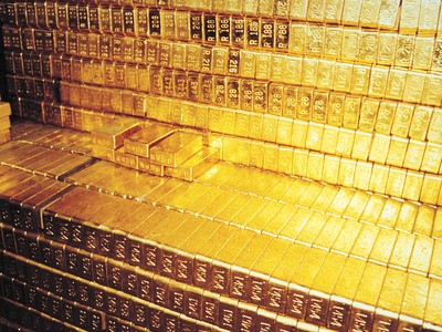 Ngân hàng nghỉ, vàng đô náo loạn