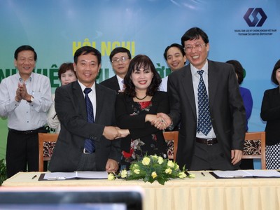 Lễ ký cam kết rút ngắn thời gian thanh toán trái phiếu