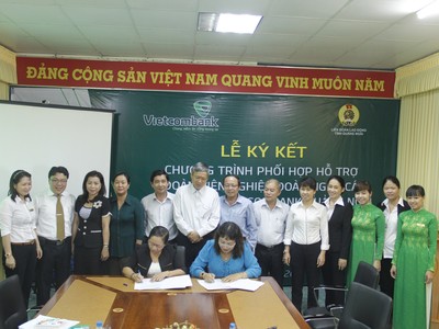 Bà Phạm Thị Thúy Kiều - GĐ Vietcombank Quảng Ngãi (hàng đầu, bên phải) và đại diện LĐLĐ tỉnh Quảng Ngãi ký kết Chương trình phối hợp