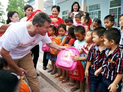 Giúp trẻ thoát cảnh luồn rừng chèo thuyền đi học