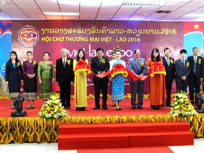 Thứ trưởng Bộ Công Thương Việt Nam Nguyễn Cẩm Tú, Thứ trưởng Bộ Công Thương Lào 
Somchith Inthamit cắt băng khai mạc Hội chợ
