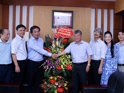 Thứ trưởng Bộ Kế hoạch và Đầu tư Nguyễn Thế Phương đã đã đến tặng hoa và chúc mừng Báo Đầu tư (ảnh: Đức Thanh)