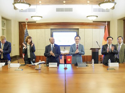 Lễ ký kết diễn ra tại Phòng Thương mại Mỹ dưới sự chứng kiến của Phó Thủ tướng Chính phủ Vương Đình Huệ.