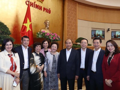 Thủ tướng Chính phủ Nguyễn Xuân Phúc cùng đại diện các tập đoàn kinh tế tư nhân