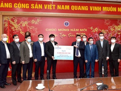 Ông Nguyễn Đức Thụy và các lãnh đạo LienVietPost Bank, Thaiholdings trao số tiền 21 tỷ đồng cho Bộ trưởng Nguyễn Thanh Long và các lãnh đạo Bộ Y tế