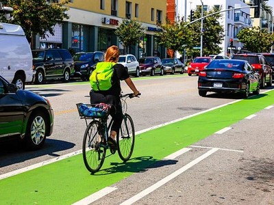 Phần lớn nhất của nguồn tài trợ xanh là dành cho giao thông như trợ cấp xe điện và cơ sở hạ tầng dành cho xe đạp.