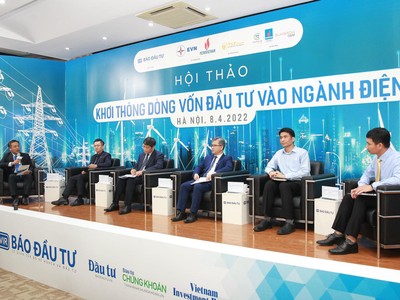 Tổng Biên tập Báo Đầu tư Lê Trọng Minh (ngoài cùng bên trái) cùng các diễn giả tham gia thảo luận trong phiên 1 của Hội thảo. Ảnh: Chí Cường