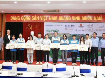 Quỹ học bổng của giải gôn đã lan toả các giá trị tốt đẹp đến nhiều học sinh, sinh viên vượt khó, học giỏi. Ảnh: Chí Cường.