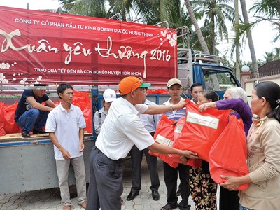 Hung Thịnh Corp trao tặng 3 triệu cuốn vở cho học sinh vùng lũ