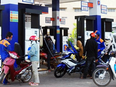 Giữ nguyên giá xăng, giảm giá dầu