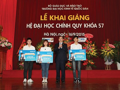 Ông Nguyễn Quang Phi, Tổng giám đốc Tập đoàn Bảo Việt trao tặng học bổng cho các thủ khoa Trường đại học Kinh tế Quốc dân