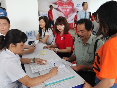 Các tình nguyện viên đăng ký hiến máu nhân đạo 