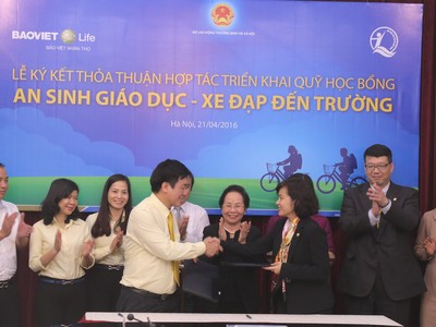 Bà Thân Hiền Anh, Tổng giám đốc Bảo Việt Nhân thọ và ông Hoàng Văn Tiến - Giám đốc Quỹ Bảo trợ trẻ em Việt Nam 