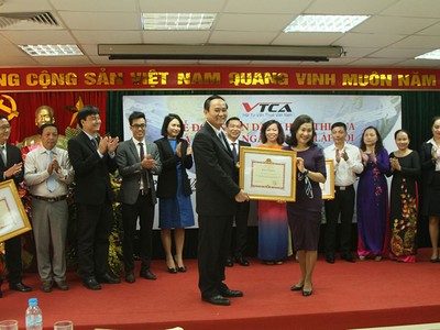 Phó tổng giám đốc EY Việt Nam Hương Vũ nhận bằng khen của Bộ trưởng Bộ Tài chính