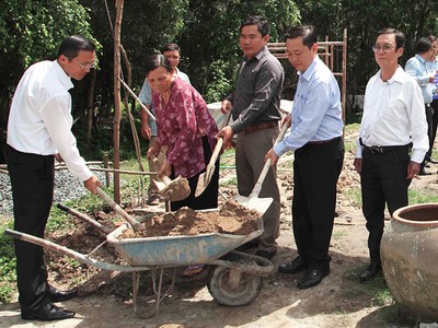 Đại diện MB và Huyện ủy huyện Đức Huệ, tỉnh Long An tại lễ khởi công công trình nhà tình nghĩa trao tặng bà Võ Thị Bèo.