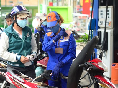 Giá xăng tiếp tục giảm 665 đồng/lít từ 15h ngày 20/7