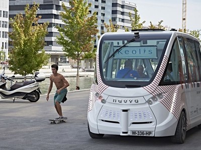 Người trượt ván cạnh xe buýt điện tự lái ở Lyon, Pháp. Nguồn: Getty Images