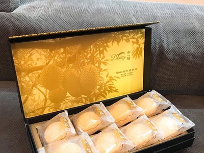 Một hộp bánh sầu riêng tươi cao cấp có giá 1,2 triệu đồng/hộp 8 chiếc.