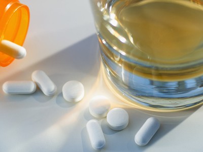 Vì sao không nên uống rượu khi đang dùng kháng sinh?