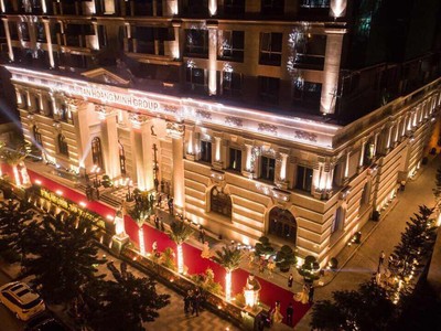 Với ánh sáng trang hoàng, lộng lẫy, D’. Palais Louis hiện hữu như một cung điện kiêu sa trên đại lộ Nguyễn Văn Huyên 
