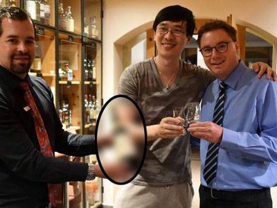 Nhà văn Zhang Wei (đứng giữa) tốn 10.000 USD để mua một ly rượu "dỏm" tại khách sạn Waldhaus am See, Thụy Sĩ. (Nguồn: AFP/ Getty)