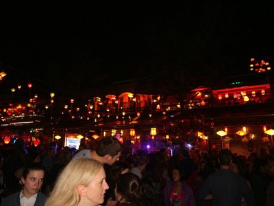 Khách Tây cuồng nhiệt đón năm mới 2018 ở phố cổ Hội An