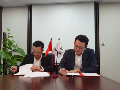 Ông Đinh Xuân Cường, Tổng giám đốc CTCP Tập đoàn An Phát Holdings kí thỏa thuận hợp tác với đối tác Hàn Quốc