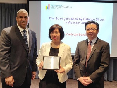 Đại diện Vietcombank, bà Nguyễn Thị Xuân Hòa (đứng giữa), Trưởng Trung tâm Thanh toán nhận giải thưởng do Tạp chí The Asian Banker trao tặng