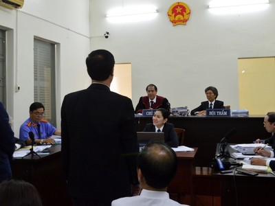 Toàn cảnh 2 bên đương sự chấp nhận hoãn tòa để hòa giải tại phiên tòa ngày 30/11.