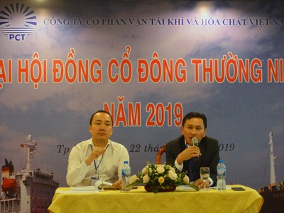 Ông Võ Ngọc Phụng, Tổng giám đốc PCT (áo đen)