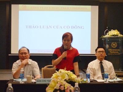 Bà Nguyễn Thị Loan, Chủ tịch HĐQT VMD đang trả lời câu hỏi của cổ đông.