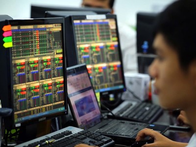 Vi phạm công bố thông tin, 3 cá nhân bị phạt gần 100 triệu đồng