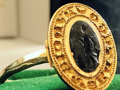 Chiếc nhẫn cổ mà ông Tom Clark đã bỏ quên.