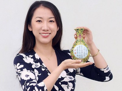 Chuyên gia Yexue Li của Swaves đang cầm chiếc bình nhỏ