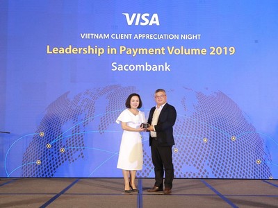 Đại diện Sacombank, ông Phạm Đức Duy - Giám đốc Trung Tâm Thẻ nhận giải thưởng từ bà Đặng Tuyết Dung - Giám đốc quốc gia Visa Việt Nam và Lào.