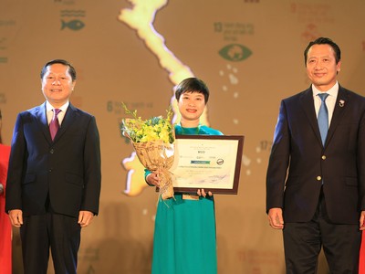 Giám đốc Truyền thông của BVSC đại diện nhận giải thưởng Top 100 Doanh nghiệp Phát triển bền vững 2019