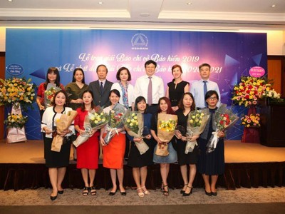 Các tác giả đạt giải viết về bảo hiểm