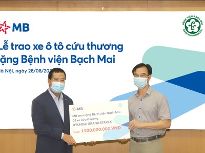 MB trao tặng 2 xe cứu thương cho Bệnh viện Bạch Mai