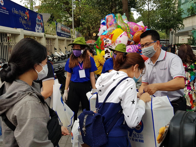 Đại diện VietCredit trao tặng những phần quà Tết cho thanh niên, công nhân lên xe về quê