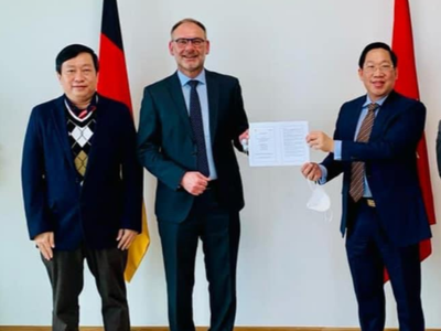 Tham tán Thương mại Việt Nam tại Đức - ông Bùi Vương Anh, ông Carsten Hasbach - Giám đốc Quan hệ Chính phủ của Siemens Energy và ông Nguyễn Thanh Hùng - Phó chủ tịch HĐQT Bamboo Capital (từ phải sang trái)