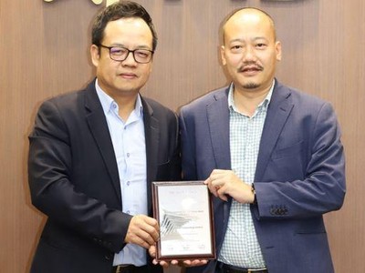 Ông Lê Xuân Vũ – Thành viên Ban điều hành, Giám đốc Khối Khách hàng cá nhân MB và ông Nguyễn Đức Huy - Phó giám đốc Khối Ngân hàng số MB đại diện nhận giải thưởng