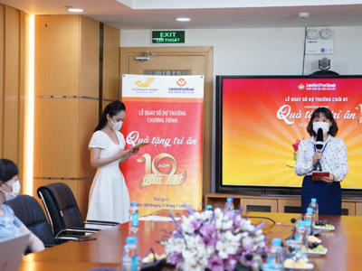 Bà Phạm Thị Hiên - Phó giám đốc Khối Ngân hàng Bưu điện, phát biểu tại Lễ quay số