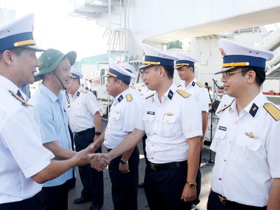 Đồng chí Lại Xuân Lâm (thứ 2 từ trái qua), Phó Bí thư Đảng uỷ Khối các cơ quan Trung ương cùng các thành viên Đoàn công tác số 8 thăm, động viên cán bộ, chiến sĩ Lữ đoàn 162 và Nhà máy X52.