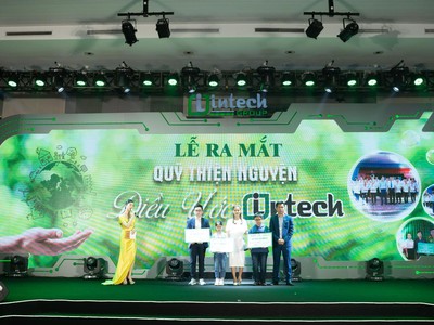 Chủ tịch Intech Group Hoàng Hữu Thắng trao học bổng cho các học sinh tại sự kiện ra mắt Quỹ thiện nguyện Điều ước Intech.