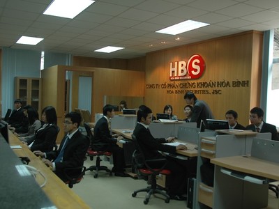 Chứng khoán Hòa Bình (HBS): Lợi nhuận giảm gần 70%, Phó tổng giám đốc chi hàng chục tỷ đồng để trở thành cổ đông lớn