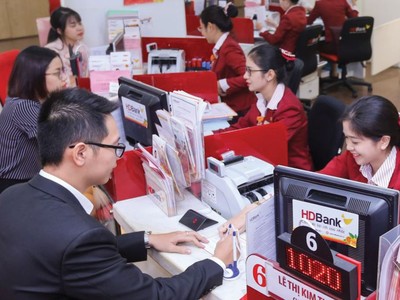 ATC "đẩy" cổ phiếu VCB về đáy 7 tháng, HDB lập mức giá cao nhất năm